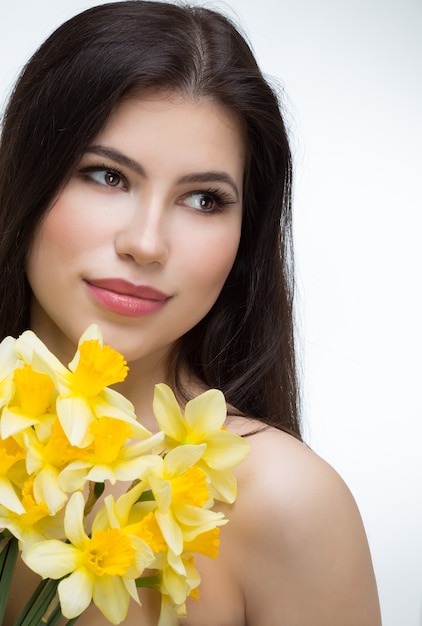 Bella giovane donna con narcisi