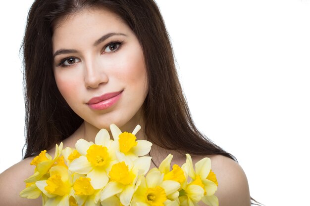 Bella giovane donna con narcisi