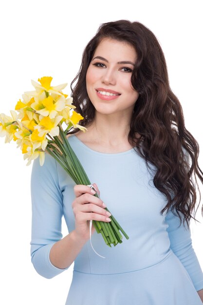 Bella giovane donna con narcisi