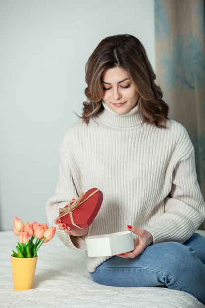 Bella giovane donna con regali per San Valentino