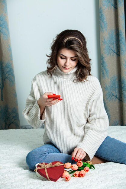 Bella giovane donna con regali per San Valentino