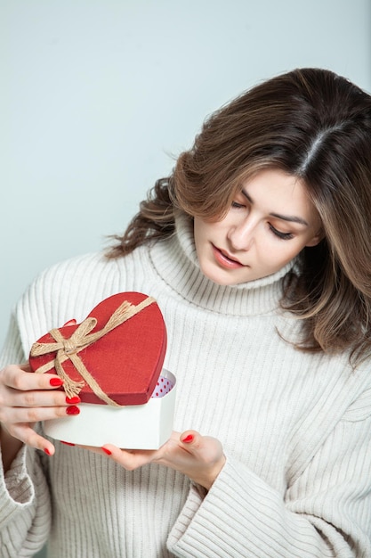 Bella giovane donna con regali