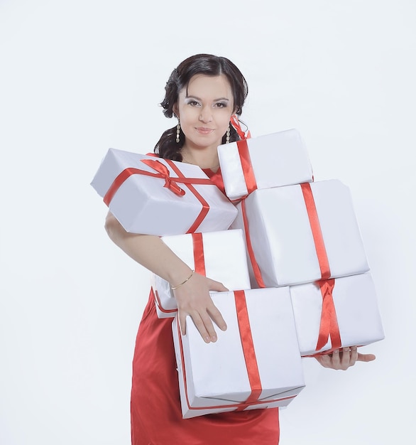 Bella giovane donna con scatole regalo con spazio per la copia