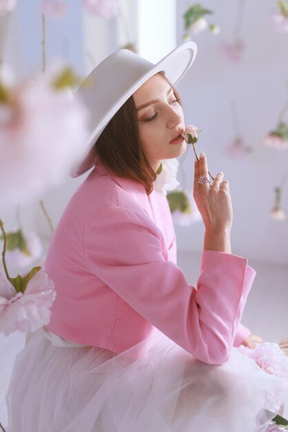 Bella giovane donna con trucco leggero nei colori rosa e capelli biondi Ragazza di primavera Concetto di bellezza