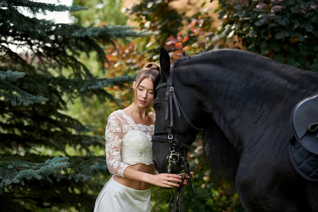 bella giovane donna con un cavallo nero