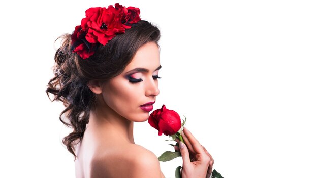 Bella giovane donna con una rosa rossa.