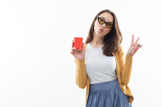 Bella giovane donna con una tazza rossa