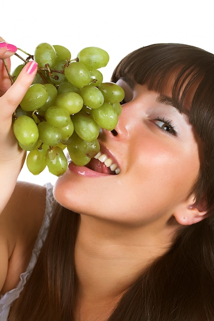 Bella giovane donna con uva verde