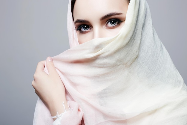 Bella giovane donna coprì il viso ragazza di bellezza in hijab