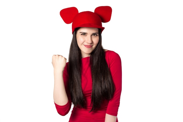 Bella giovane donna dai capelli nera bianca con il cappello delle orecchie del mouse e la camicia rossa.