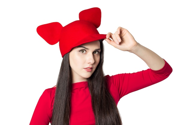 Bella giovane donna dai capelli nera bianca con il cappello delle orecchie del mouse.