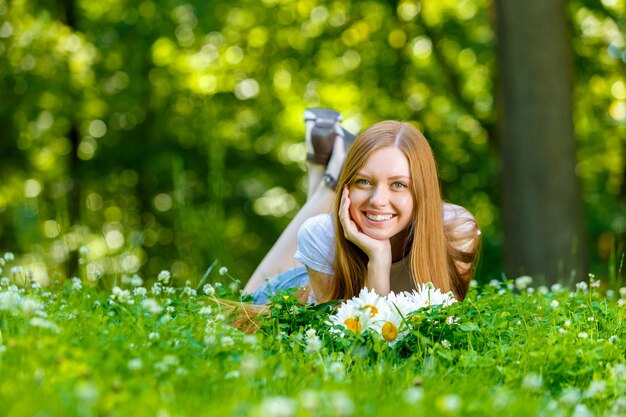 Bella giovane donna dai capelli rossi sorridente