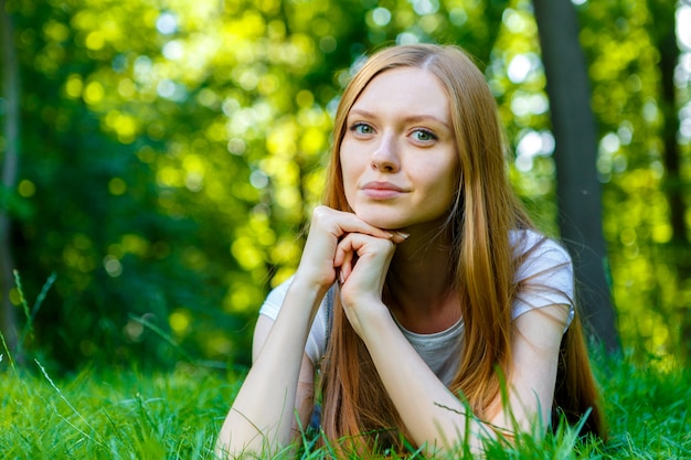 Bella giovane donna dai capelli rossi sorridente