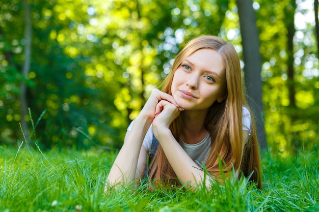 Bella giovane donna dai capelli rossi sorridente