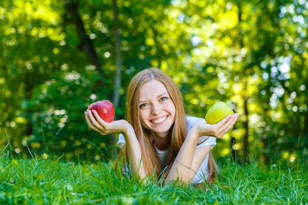 Bella giovane donna dai capelli rossi sorridente