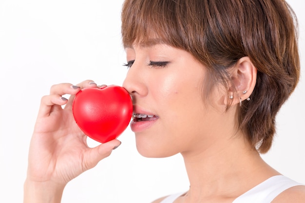 Bella giovane donna dell&#39;Asia con cuore rosso.