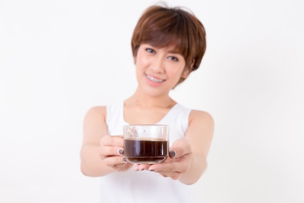 Bella giovane donna dell&#39;Asia con una tazza di caffè