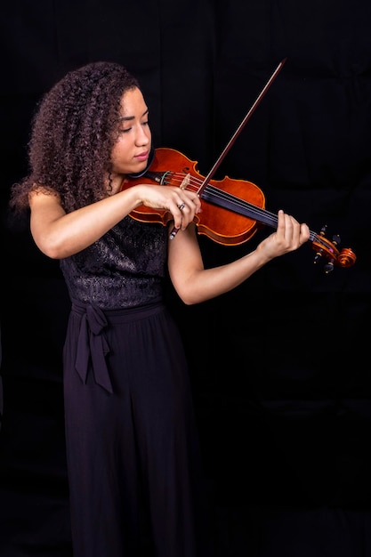 Bella giovane donna di colore che suona il violino