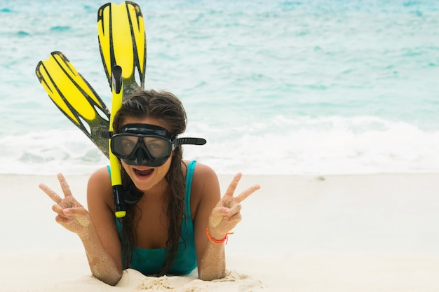 Bella giovane donna dopo lo snorkeling sulla spiaggia