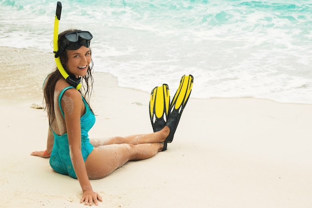 Bella giovane donna dopo lo snorkeling sulla spiaggia