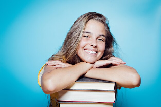 Bella giovane donna felice con i libri