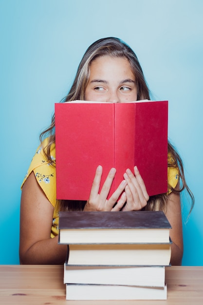 Bella giovane donna felice con i libri