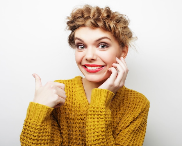 Bella giovane donna felice con un sorriso carino.