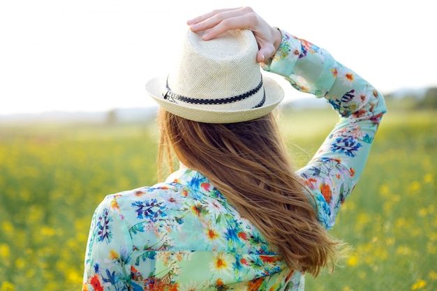 Bella giovane donna godendo l&#39;estate in un campo.