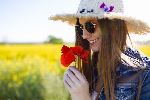 Bella giovane donna godendo la primavera in un campo.