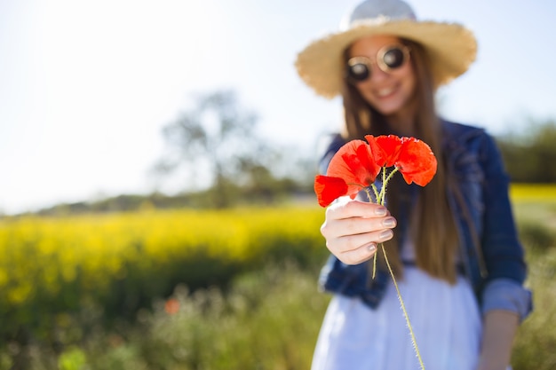 Bella giovane donna godendo la primavera in un campo.