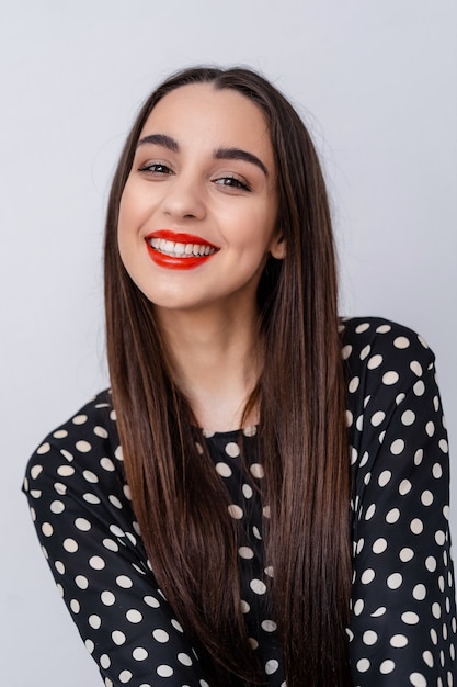 Bella giovane donna graziosa, modella, ragazza con le labbra rosse. Ragazza che guarda l'obbiettivo, sorridente.