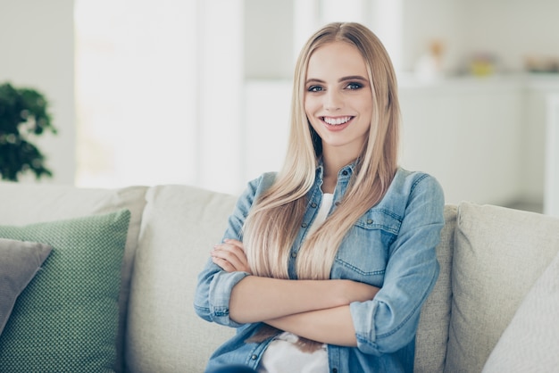 Bella giovane donna in abiti casual