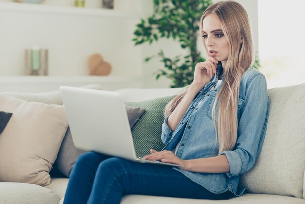 Bella giovane donna in abiti casual