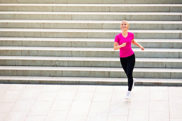 Bella giovane donna in abiti sportivi