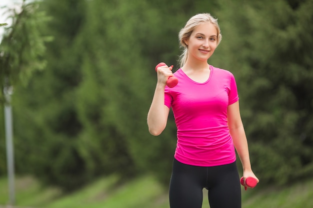 Bella giovane donna in abiti sportivi