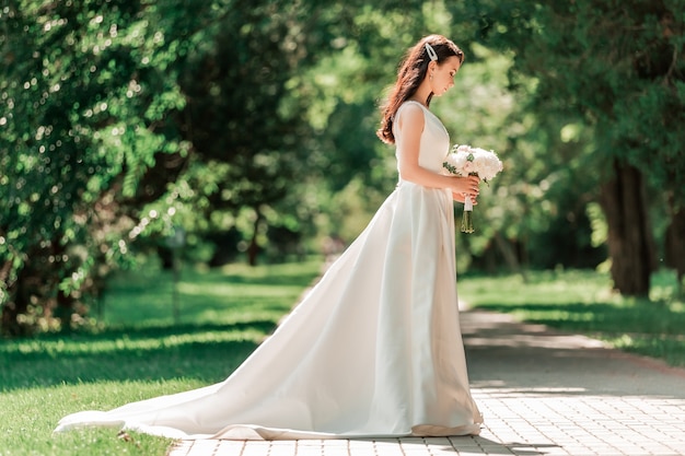 Bella giovane donna in abito da sposa