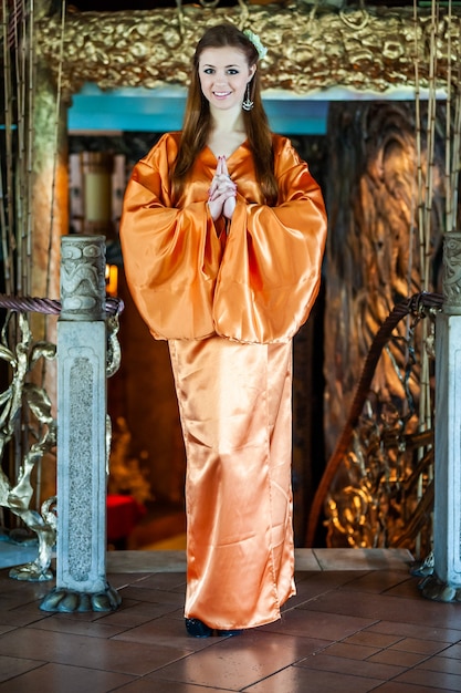 Bella giovane donna in abito tradizionale kimono orientale in occasione della celebrazione del capodanno cinese