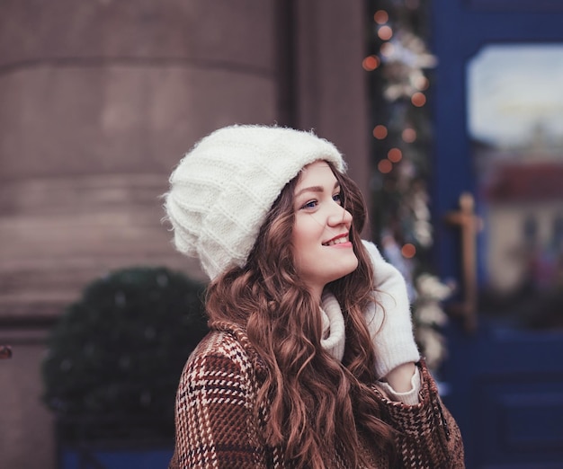 Bella giovane donna in cappotto invernale