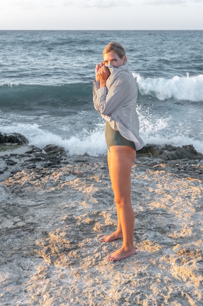 Bella giovane donna in costume da bagno sulla spiaggia.