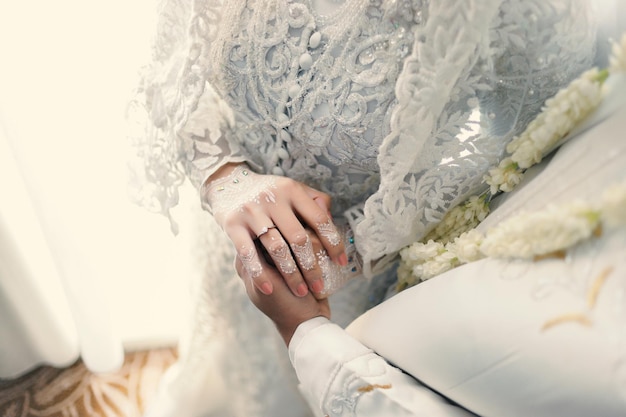 Bella giovane donna in lussuosa veste da sposa bianca