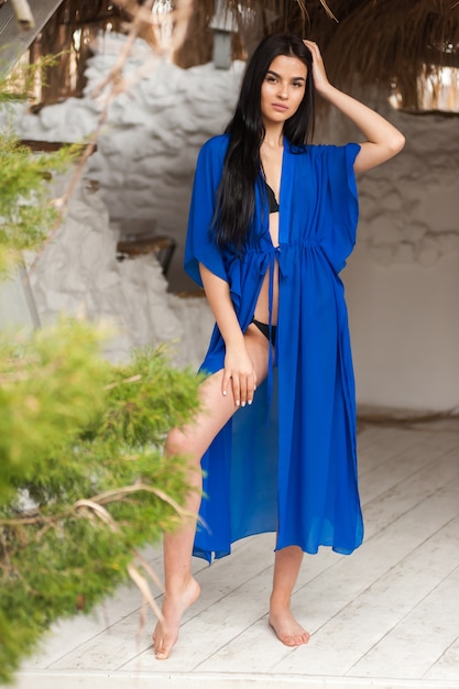 Bella giovane donna in un abito lungo blu