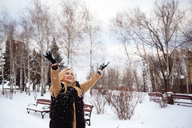 Bella giovane donna in un parco d'inverno