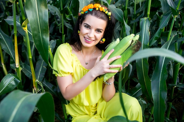 Bella giovane donna in un vestito giallo