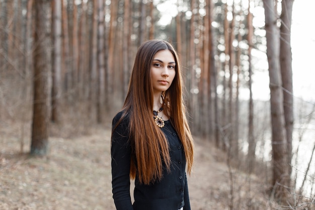 Bella giovane donna in una camicia nera