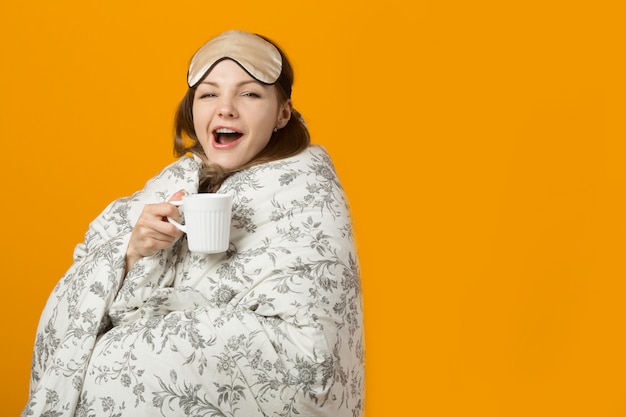 bella giovane donna in una coperta