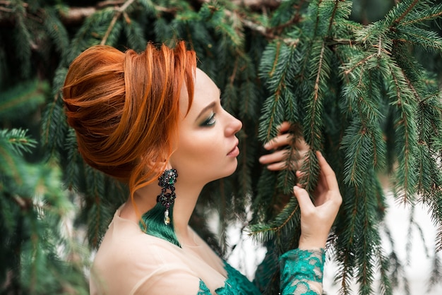 Bella giovane donna in una foresta verde