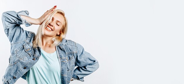 Bella giovane donna in una giacca di jeans