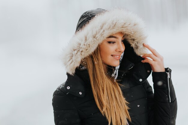 Bella giovane donna in una giornata invernale