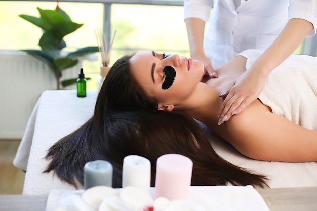 Bella giovane donna in una spa, bruna.