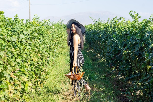 bella giovane donna in vigna donna in natura